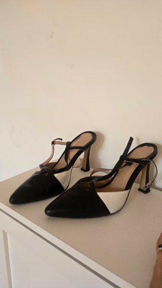 Zapatos de tacón T-strap blanco y negro