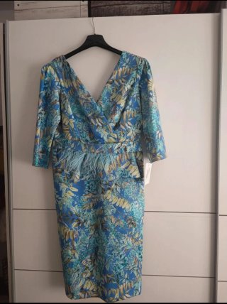 Vestido de fiesta azul con plumas
