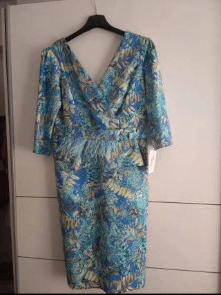 Vestido de fiesta azul con plumas