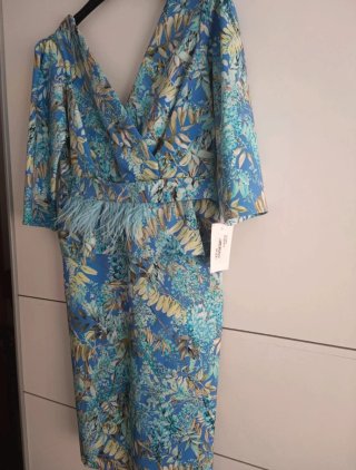 Vestido de fiesta azul con plumas