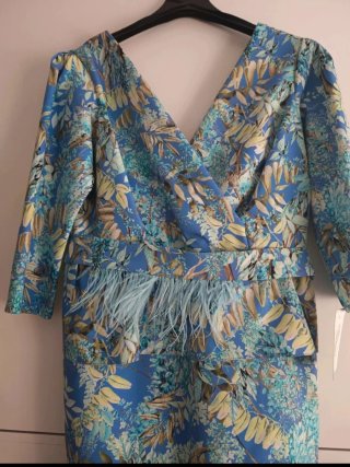 Vestido de fiesta azul con plumas