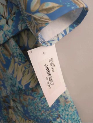 Vestido de fiesta azul con plumas