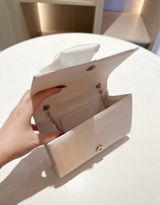 Bolso fiesta satén blanco perlas