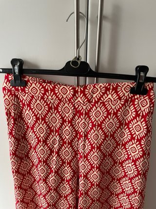 Pantalón fluido estampado rojo y beige.