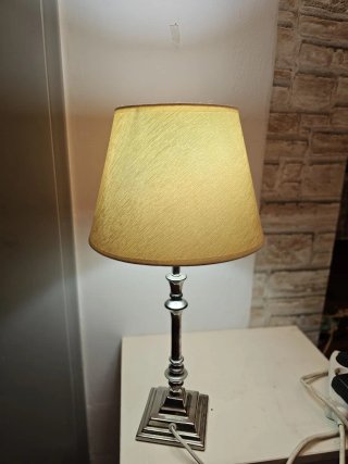 Lámpara de mesa plateada y amarilla