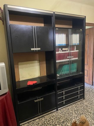 Mueble de salón madera negro y plata.