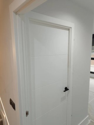 Carpintero montaje de puertas