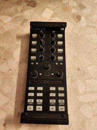 Controlador DJ Traktor X1 + Soporte Oficial