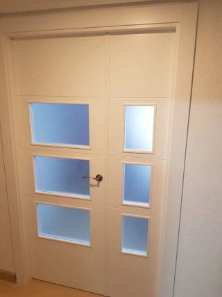 Carpintero montaje de puertas