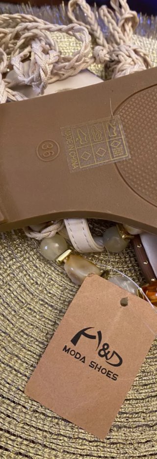 Sandalias planas con abalorios y cordones