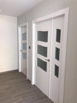 Carpintero montaje de puertas