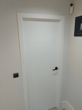 Carpintero montaje de puertas