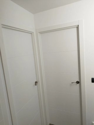 Carpintero montaje de puertas
