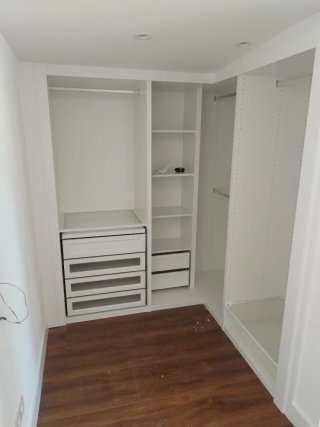 Carpintero montaje de puertas