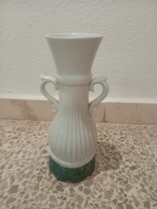 Jarrón de porcelana blanco con flores