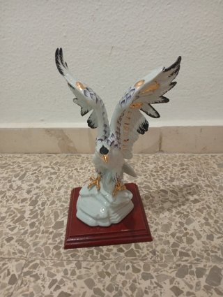 Jarrón de porcelana blanco con flores