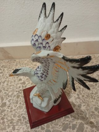 Jarrón de porcelana blanco con flores