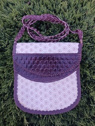 Bolso de piel marrón y morado