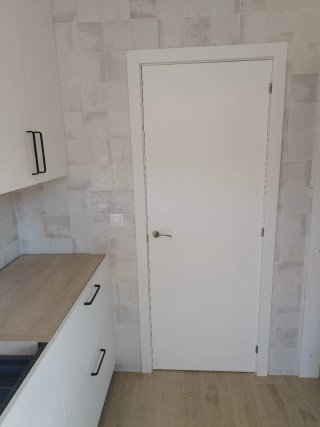 Carpintero montaje de puertas