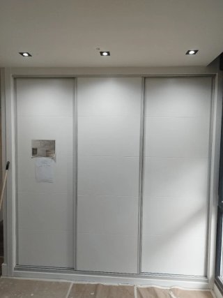 Carpintero montaje de puertas