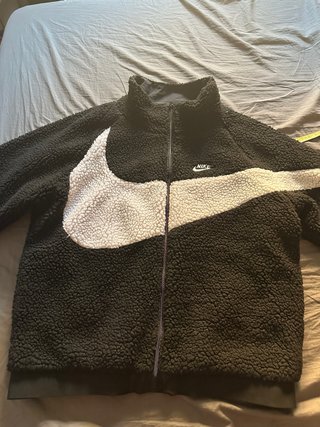 Chaqueta muy rara  Nike reversible negra y blanca
