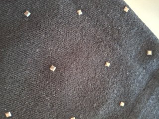 Falda negra con tachuelas