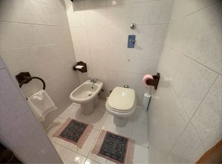Mobili per bagno in legno massello e top in marmo