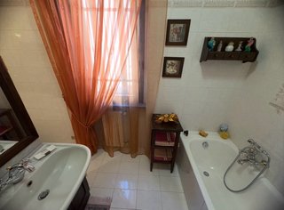 Mobili per bagno in legno massello e top in marmo