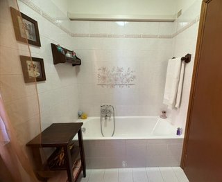 Mobili per bagno in legno massello e top in marmo