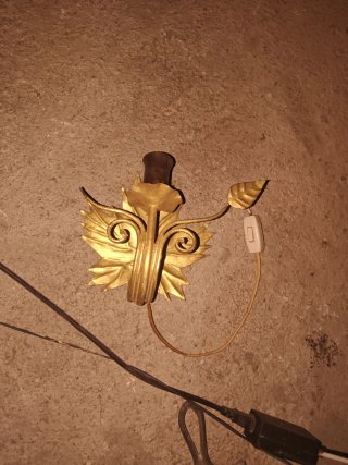 Lámpara de pared dorada estilo vintage
