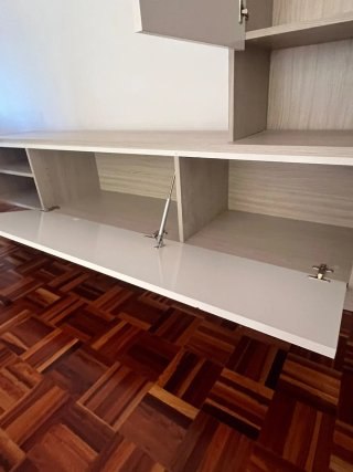 Mueble de salón modular beige y blanco