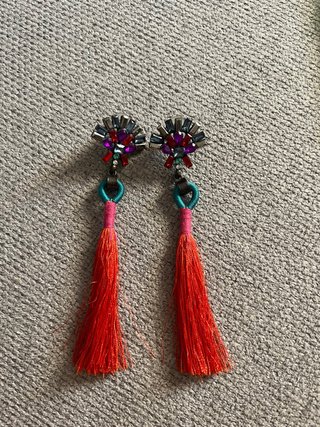 Pendientes largos con flecos y pedrería