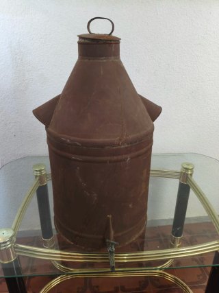 Aceitera antigua de metal con grifo