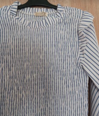 Camisa de rayas blancas y azules