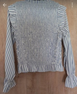 Camisa de rayas blancas y azules