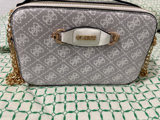 Bolso bandolera Guess gris y blanco