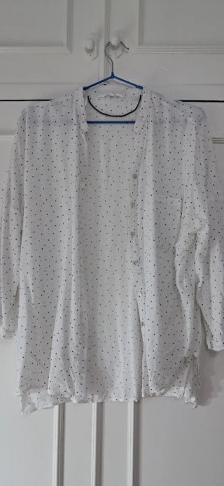 Camisa blanca fluida lunares