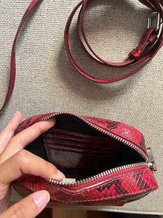 Bolso Zara efecto piel serpiente granate 2 correas