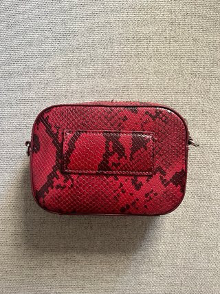 Bolso Zara efecto piel serpiente granate 2 correas