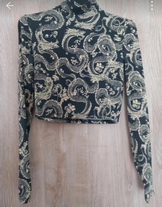 Top corto estampado dragones