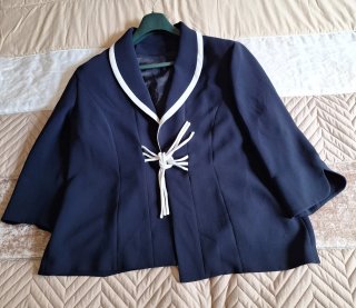 Traje azul marino con detalles blancos
