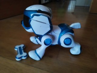 Perro Robot Interactivo Teksta con su hueso