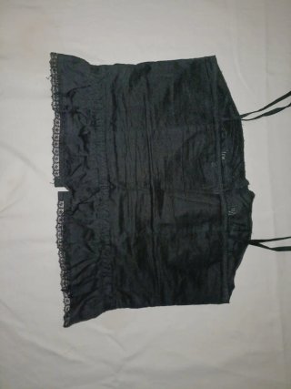 Blusa Bershka negra con encaje