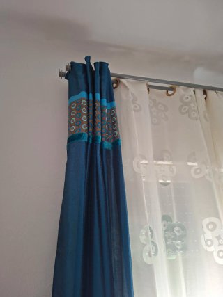 Cortinas azules con bordado superior