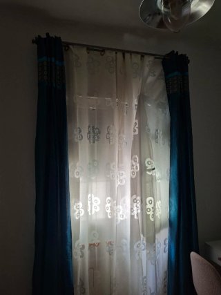 Cortinas azules con bordado superior