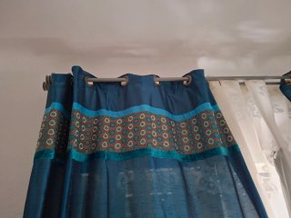 Cortinas azules con bordado superior