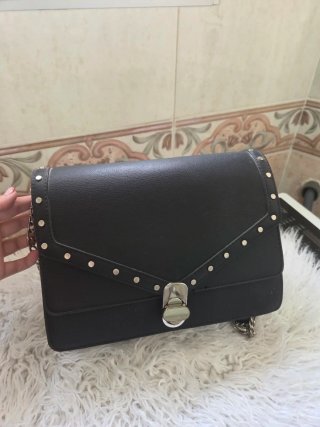 Bolso cartera negro con tachuelas