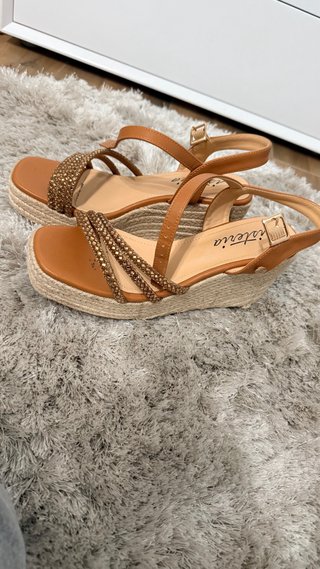 Sandalias cuña doradas y marrones