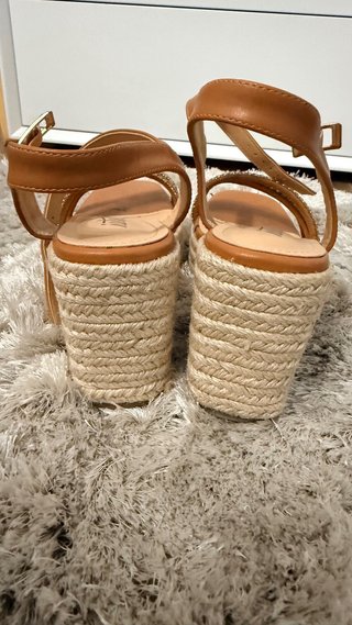 Sandalias cuña doradas y marrones