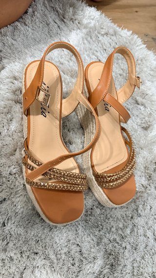 Sandalias cuña doradas y marrones